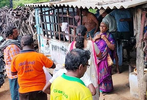 வடுகப்பட்டி, அக்கமாபேட்டை உள்ளிட்ட பல்வேறு பகுதிகளில்  தடுப்பூசி செலுத்திக்கொள்வதால் ஏற்படும் பயன்கள் குறித்து மக்களிடம் விளக்கி கூறி விழிப்புணர்வு ஏற்படுத்தும் மருத்துவக்குழுவினர்.