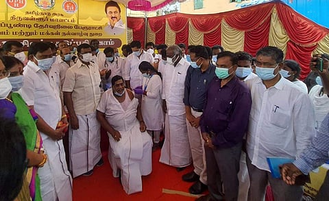கும்மிடிப்பூண்டி பஜாரில் சிறப்பு கரோனா தடுப்பூசி முகாமை தமிழக பால்வளத்துறை அமைச்சர் சா.மு.நாசர் தொடங்கி வைத்தார்.
