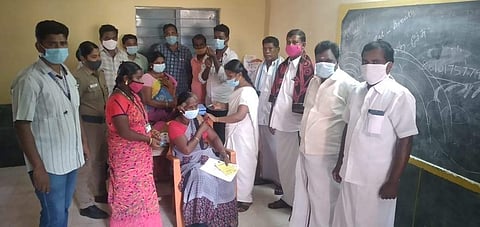 ஆர்வமுடன் தடுப்பூசி செலுத்தும் பெண்கள்.