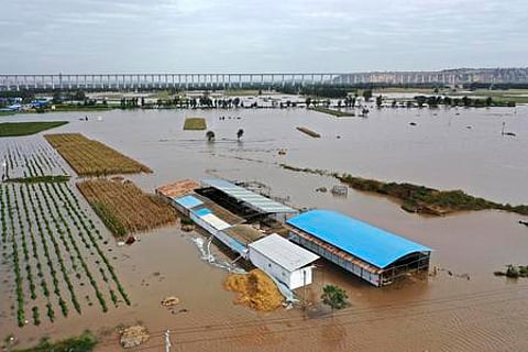 சீனாவில் பலத்த மழை: ஆயிரக்கணக்கான வீடுகள் சேதம்
