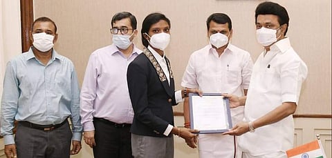 சுபாவுக்குப் பணி நியமன ஆணையை வழங்கும் தமிழக முதல்வர் மு.க. ஸ்டாலின்