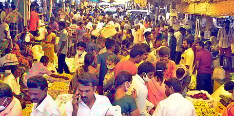 ஆயுத பூஜையையொட்டி சேலம் பழைய பேருந்து நிலையம் அருகே உள்ள பூ மார்க்கெட்டில் புதன்கிழமை பல்வேறு பூக்கள் வாங்க அலைமோதிய பொதுமக்கள் மற்றும் வியாபாரிகள் கூட்டம்.