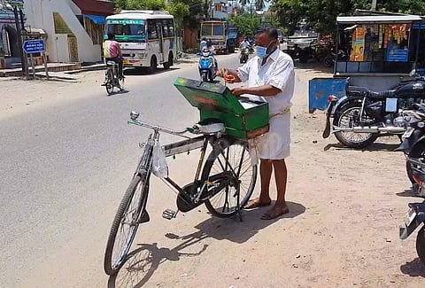 சைக்கிளில் அல்வா வியாபாரம் செய்து வரும் ரவி