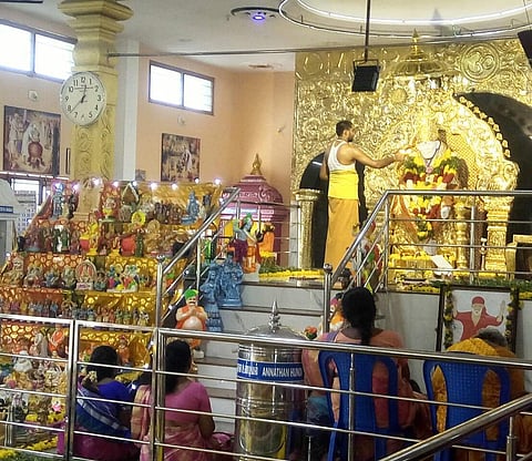 பந்தல்குடி ஸ்ரீசீரடி சாய்பாபா கோயிலில் சரஸ்வதி பூஜை,ஆயுதபூஜை வழிபாடுகளுடன்கூடிய புரட்டாசி மாத வியாழக்கிழமை வழிபாட்டின்போது அலங்காரத்தில் அருள்பாலித்த அருள்மிகு சாய்பாபா.