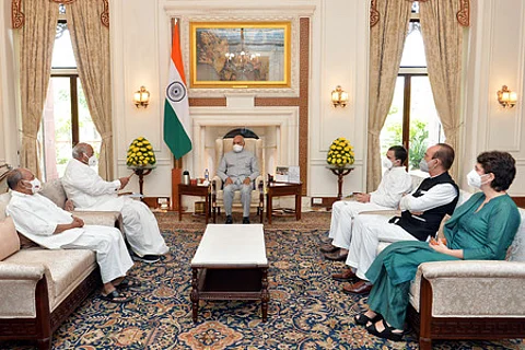 தில்லியில் குடியரசுத் தலைவா் ராம்நாத் கோவிந்தை புதன்கிழமை சந்தித்த காங்கிரஸ் மூத்த தலைவா்கள் ராகுல், பிரியங்கா, குலாம் நபி ஆசாத், ஏ.கே. அந்தோனி, மல்லிகாா்ஜுன காா்கே.