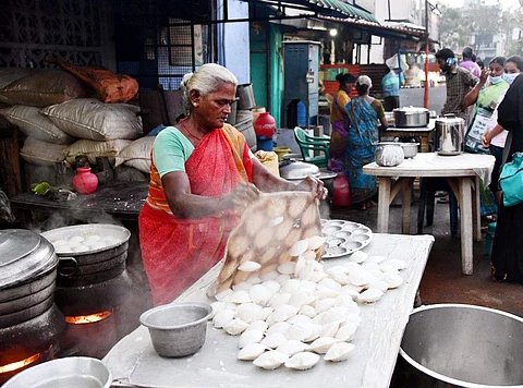 இட்லி அவித்து எடுக்கும் மல்லிகா.