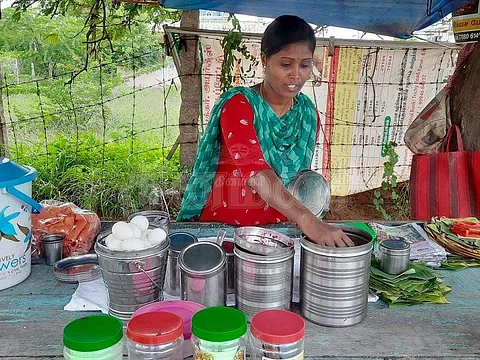 கரூர் தாந்தோணிலை பகுதியில் கரம் விற்பனையில் ஈடுபட்டிருக்கும் எம்.சரண்யா.