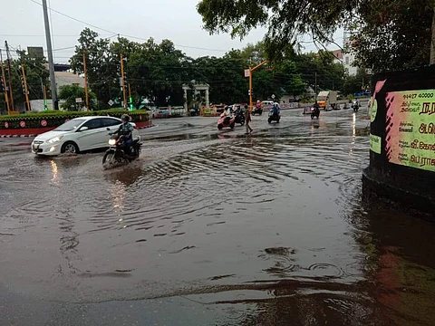 திருப்பூரில் சனிக்கிழமை பெய்த கனமழையால் புஷ்பா ரவுண்டானா பகுதியில் குளம் போல் தேங்கியுள்ள மழை நீர்.