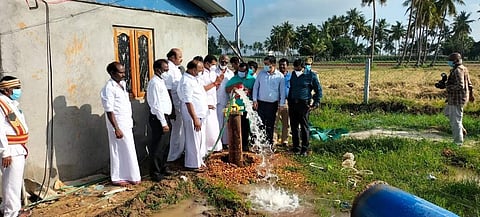 வல்லம் அருகே திருக்கானூர்பட்டி பகுதியியுள்ள வயலில் இலவச மின்சாரத் திட்டத்தின் கீழ் இயங்கும் மோட்டாம் பம்ப்செட்டை சனிக்கிழமை ஆய்வு செய்த மின் துறை அமைச்சர் வி. செந்தில்பாலாஜி.