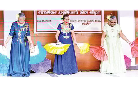 ஆடி, பாடி மகிழ்ந்த முதியவர்கள்!