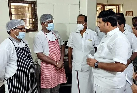 காஞ்சிபுரம் தமிழ்நாடு ஹோட்டலில் உள்ள சமையலறையில் ஆய்வு மேற்கொண்ட தமிழக சுற்றுலாத்துறை அமைச்சர் மா.மதிவேந்தன்