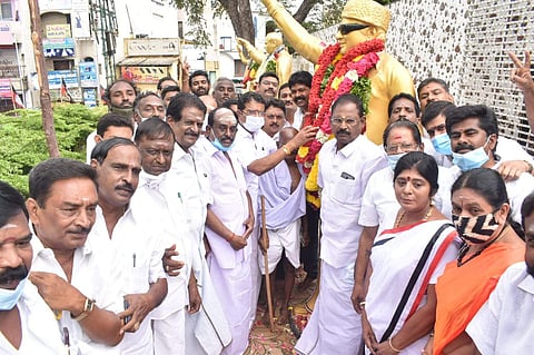 அதிமுக பொன்விழா: ஈரோட்டில் எம்ஜிஆர், ஜெயலலிதா சிலைகளுக்கு மரியாதை