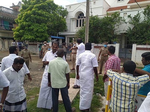 சோதனை நடைபெறும் விஜயபாஸ்கர் இல்லத்திற்கு முன்பு