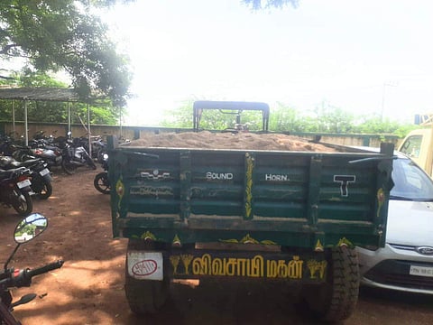 மானாமதுரை அருகே ஆற்றில் மணல் கடத்திய டிராக்டர் பறிமுதல்
