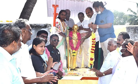 காந்தி சிலைக்கு மரியாதை செலுத்திய பொதுநல அமைப்பினர்