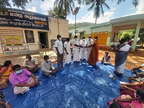 ஐங்கமசமுத்திரம் கிராம சபையில் வாய்க்காலை காணோம் என்று புகார் மனு தரும் விவசாயி அண்ணன் பெரியசாமி உள்ளிட்டோர் .