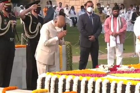 தேசப்பிதா மகாத்மா காந்தியடிகளின் தில்லி ராஜ்காட்டில் உள்ள நினைவிடத்தில் குடியரசுத் தலைவர் ராம்நாத் கோவிந்த் மலர்தூவி மரியாதை செலுத்தினார்.