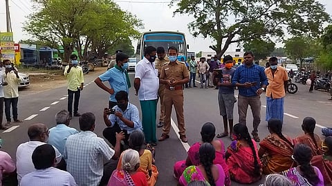 சாலை மறியல் போராட்டத்தில் ஈடுபட்ட கிராம மக்கள்