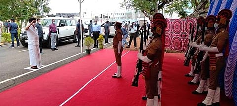 மதுரை விமான நிலையம் வந்த முதல்வர் மு.க.ஸ்டாலினுக்கு விமான நிலையத்தில் காவல்துறை சார்பில் மரியாதை அளிக்கப்பட்டது.