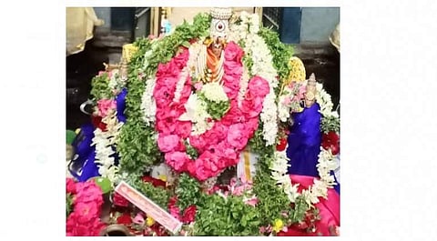 மானாமதுரை வீர அழகர் கோயிலில் புரட்டாசி 3-ஆவது சனி சிறப்பு வழிபாட்டை முன்னிட்டு ஸ்ரீதேவி பூதேவி சமேதமாய் சிறப்பு அலங்காரத்தில் எழுந்தருளிய ஸ்ரீ சுந்தரராஜ பெருமாள்.