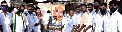 சங்ககிரியில் மலர்களால் அலங்கரித்து வைக்கப்பட்டிருந்த காந்தியடிகள், லால்பகதூர்சாஸ்திரி ஆகியோர் உருவப்படங்களுக்கு சனிக்கிழமை மலர்தூவி மரியாதை செலுத்துகிறார் சி. எஸ். ஜெய்க்குமார்.