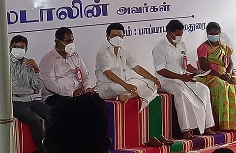 பாப்பாபட்டி ஊராட்சி கிராம சபைக் கூட்டத்தில் பங்கேற்ற முதல்வர் மு.க.ஸ்டாலின். உடன் பாப்பாபட்டி பஞ்சாயத்து தலைவர் முருகானந்தம், துணைத் தலைவர் லட்சுமி.