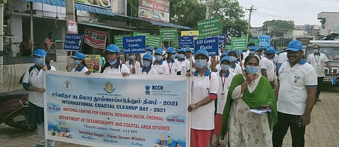 தொண்டியில் அழகப்பா பல்கலைகக்கழக கடலோரபியல் கல்லூரி மாணவ மாணவிகள் கடலோர தூய்மைப்படுத்தும் தின விழிப்புணர்வு பேரணி சனிக்கிழமை நடைபெற்றது.