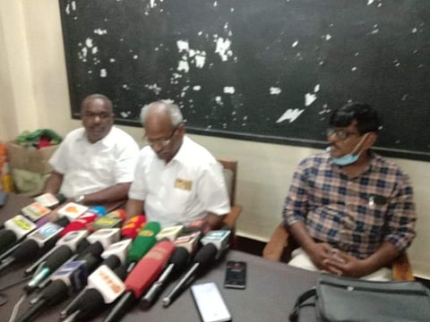 திருப்பூரில் உள்ள மார்க்சிஸ்ட் கம்யூனிஸ்ட் கட்சியின் மாவட்ட அலுவலகத்தில் புதன்கிழமை நடைபெற்ற செய்தியாளர்கள் சந்திப்பில் பேசுகிறார் சிஐடியூ தொழிற்சங்கத்தின் மாநிலத் தலைவர் அ.செளந்தரராஜன்