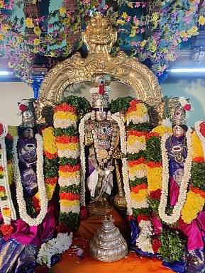 ஸ்ரீவில்லிபுத்தூா் ஆண்டாள் கோயில் பெரிய பெருமாள் சன்னிதியில் புஷ்ப யாகத்தையொட்டி செவ்வாய்க்கிழமை சிறப்பு அலங்காரத்தில் எழுந்தருளிய பெரிய பெருமாள், பூமாதேவி, ஸ்ரீதேவி.