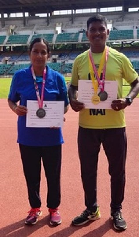 மாநில தடகளப் போட்டி: தங்கம், வெள்ளி வென்ற ஸ்ரீவில்லிபுத்தூா் தம்பதிகள்