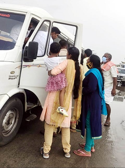 பொள்ளாச்சி பாலியல் வழக்கில் கைது செய்யப்பட்ட திருநாவுக்கரசு உள்ளிட்டோரது உறவினா்களை சாலையில் வைத்து சந்திக்க அனுமதித்த சேலம் போலீஸாா்.