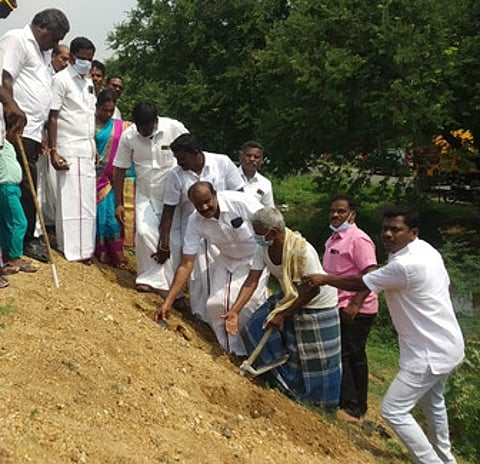 வடதண்டலம் கிராமம் பெரிய ஏரிக் கரையில் பனை விதைகள் நடும் பணியைத் தொடக்கிவைத்த ஓ.ஜோதி எம்எல்ஏ.