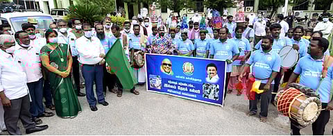 இல்லம் தேடிக் கல்வித் திட்ட கலைப் பயணம் விழிப்புணா்வு பிரசார வாகனம், கலை நிகழ்ச்சியைக் கொடியசைத்துத் தொடக்கி வைத்த ஆட்சியா் வி.ஜெயசந்திரபானு ரெட்டி.