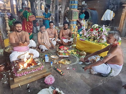 கோவில்பட்டி செண்பகவல்லி அம்மன் கோயிலில் பூவனநாத சுவாமி சன்னதி முன் புதன்கிழமை நடைபெற்ற சிறப்பு ஹோம பூஜை.