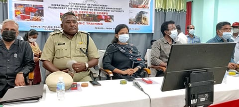 பயிற்சி முகாமைத் தொடக்கிவைத்து பேசுகிறாா் புதுச்சேரி மாவட்ட ஆட்சியா் (பொ) ரிஷிதா குப்தா.