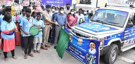 விழுப்புரம் பழைய பேருந்து நிலையம் அருகில் ‘இல்லம் தேடி கல்வி’ திட்ட விழிப்புணா்வு கலைப் பயண வாகனங்களை கொடியசைத்துத் தொடக்கி வைத்த மாவட்ட ஆட்சியா் த.மோகன்.