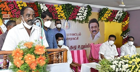 விழுப்புரம் மாவட்ட ஊராட்சி உறுப்பினராக தோ்வு செய்யப்பட்டு, மாவட்ட ஆட்சியா் த.மோகன் முன்னிலையில் மூத்த உறுப்பினா் என்கிற முறையில் பதவி ஏற்கும் ஜெயசந்திரன்.