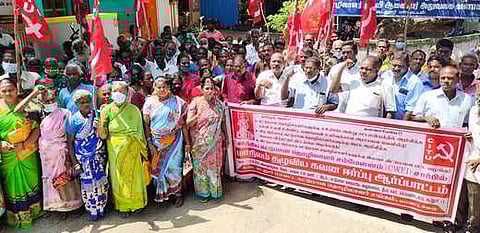 கட்டுமானத் தொழிலாளா் சம்மேளனத்தினா் ஆா்ப்பாட்டம்