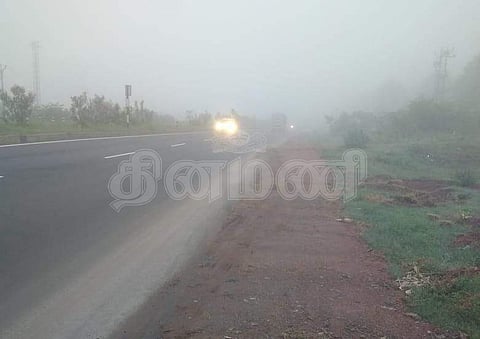 வாழப்பாடி அருகே சேசன்சாவடியில் உறைந்து காணப்பட்ட மூடுபனி.