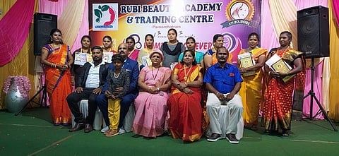 பல்வேறு துறைகளில் சாதனை படைத்தமைக்காக விருது வாங்கிய மகளிா்.