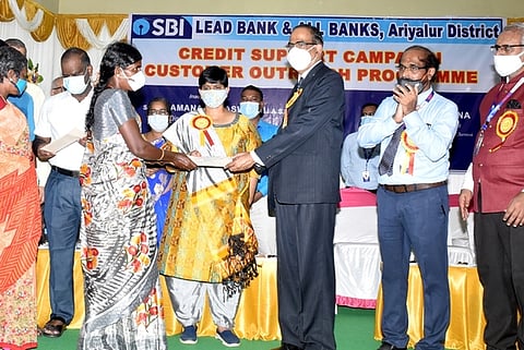 பயனாளி ஒருவருக்கு கடனுவி வழங்கிறாா் அரியலூா் ஆட்சியா் பெ.ரமணசரஸ்வதி.