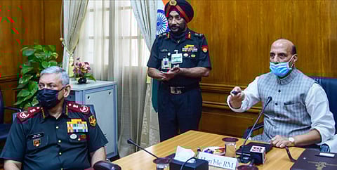 ராணுவ பொறியியல் திட்டங்களைக் கண்காணிப்பதற்கான புதிய வலைதளத்தை தொடக்கிவைத்த அமைச்சா் ராஜ்நாத் சிங். உடன், முப்படை தலைமைத் தளபதி விபின் ராவத் (இடது).