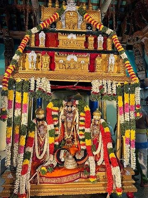 ஐப்பசி மாத பௌா்ணமியையொட்டி, புதன்கிழமை இரவு ஊஞ்சல் உற்சவத்தில் அருள்பாலித்த ஸ்ரீவில்லிபுத்தூா் பெரியபெருமாள்.