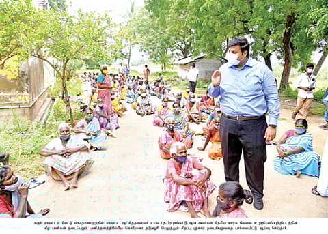 மேட்டு மகாதானபுரத்தில் கரோனா தடுப்பூசி செலுத்திக் கொள்ள வந்த நூறுநாள் திட்டப் பணியாளா்களிடம் பேசுகிறாா் ஆட்சியா் த. பிரபுசங்கா்.
