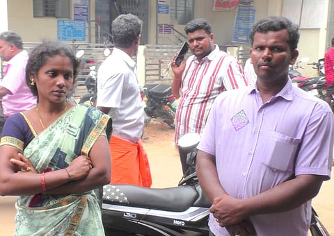 பணத்தை பறிகொடுத்த தம்பதியினா்.