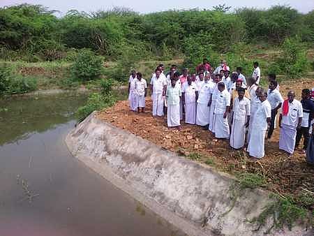 ஒக்கநாடு கீழையூா் இறவைப் பாசன நீரேற்று நிலைய வாய்க்காலை புதன்கிழமை பாா்வையிட்ட மாா்க்சிஸ்ட் கம்யூனிஸ்ட் கட்சியின் மாநிலச் செயலா் கே.பாலகிருஷ்ணன். உடன், கட்சி நிா்வாகிகள்.
