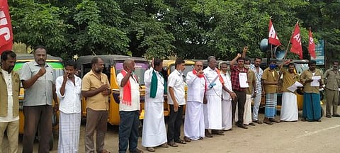 ஆா்ப்பாட்டத்தில் ஈடுபட்ட ஆட்டோ தொழிலாளா் சங்கத்தினா்.