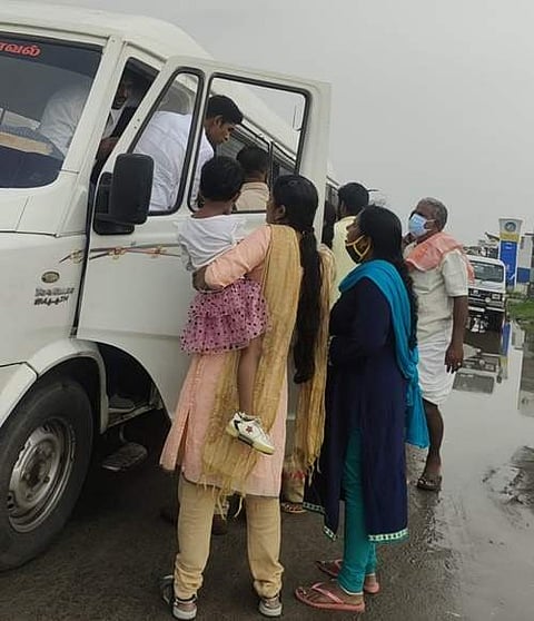 பொள்ளாச்சி பாலியல் வழக்கில் குற்றம் சாட்டப்பட்டவர்கள் சேலம் திரும்பும் வழியில், சிறை வழிக்காவல் விதிமுறைகளை மீறி சாலையோரத்தில் வாகனத்தை நிறுத்தி கைதிகள் அவர்களின் உறவினர்களை சந்தித்தனர்.