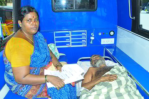 விருதுநகா் பத்திரப்பதிவு அலுவலகத்துக்கு ஆம்புலன்ஸ் வாகனத்தில் விசாரணைக்காக புதன்கிழமை வந்த கே.கே. ராஜராஜன், அவரது மனைவி செண்பகவள்ளி.