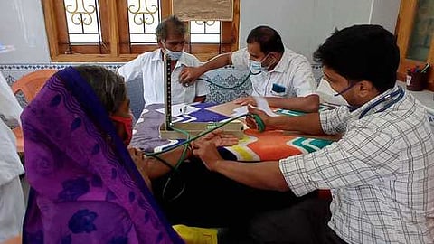 அதாயி அரபிக் கல்லூரி கூமாபட்டி கிளை வளாகத்தில் புதன்கிழமை நடைபெற்ற மருத்துவ முகாம்.